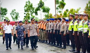 Kapolres Bintan, AKBP Boy Herlambang bersama sejumlah pimpinan FKPD mengecek personil saat apel kesiapsiagaan penanggulangan bencana alam di halaman Mapolres Bintan, Rabu (11/12/2019) pagi. (istimewa)