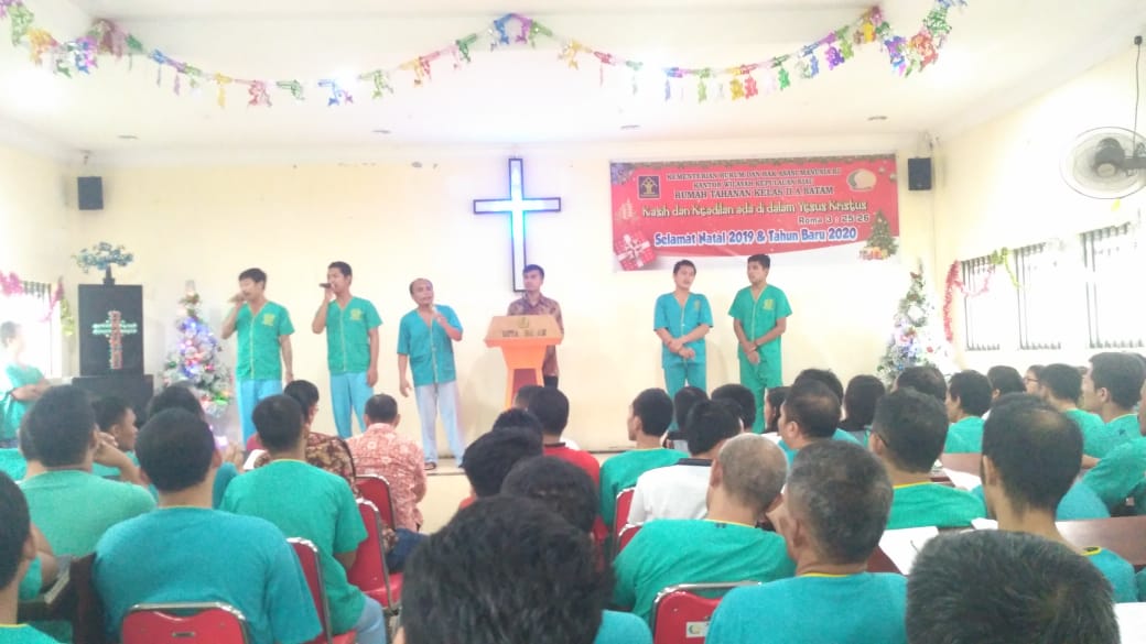 Tahanan Rutan Batam bersama Pegawai Rutan Rayakan Natal Oikumene di gereja rutan Batam. (dedi/haluankepri.com)