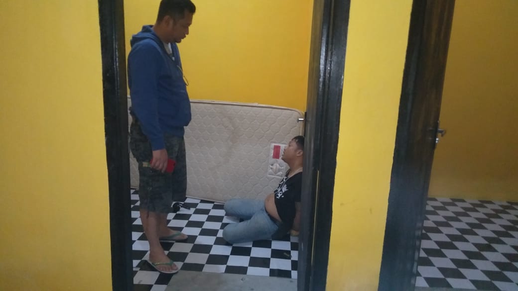 Kasat Narkoba Polres Bintan AKP Nendra Madya Tias memimpin langsung penangkapan para tersangka narkoba diwilayah Bintan Timur, Sabtu (7/12) malam lalu. (istimewa)