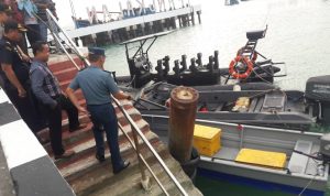 Danlanal Karimun saat menunjukan kapal pengangkut benih lobster yang diamankan. (ilham/haluankepri.com)