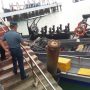 Danlanal Karimun saat menunjukan kapal pengangkut benih lobster yang diamankan. (ilham/haluankepri.com)