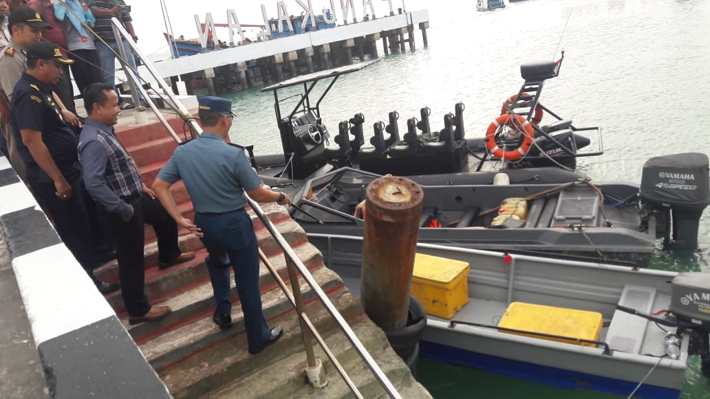 Danlanal Karimun saat menunjukan kapal pengangkut benih lobster yang diamankan. (ilham/haluankepri.com)