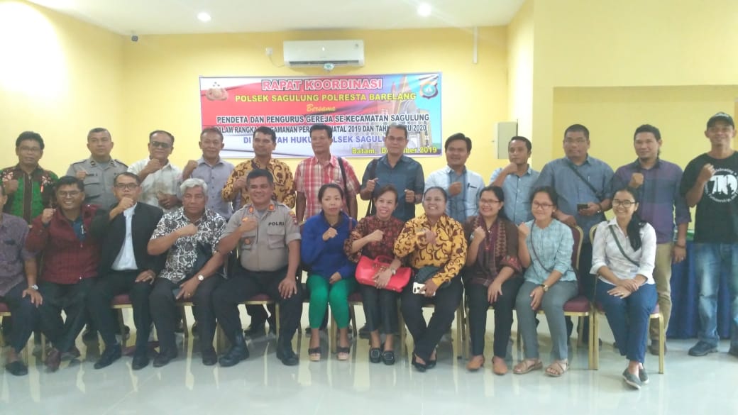 Kapolsek Sagulung, AKP Riyanto bersama para Pendeta se-Sagulung gelar rapat koordinasi untuk perayaan natal. (dedi/haluankepri.com)