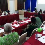 Kordiv HPL Bawaslu Bintan Dumoranto Situmorang saat menyampaikan hasil evaluasi pengawasan di rakor evaluasi pengawasan pemilu bersama mitra kerja di Lohas Wellnes Village di Jalan Kawal Km 23 Toapaya, Kamis (12/12) pagi. (okialexander/haluankepri.com)