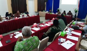 Kordiv HPL Bawaslu Bintan Dumoranto Situmorang saat menyampaikan hasil evaluasi pengawasan di rakor evaluasi pengawasan pemilu bersama mitra kerja di Lohas Wellnes Village di Jalan Kawal Km 23 Toapaya, Kamis (12/12) pagi. (okialexander/haluankepri.com)