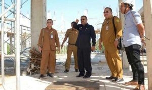 Kepala Dinas PUPR Karimun, M Zulfan mendampingi Bupati Karimun saat meninjau sejumlah proyek insfrastruktur di Pulau Karimun. Tahun 2020 Dinas PUPR Karimun dapat dana DAK dan DID Rp 56 Miliar. (hengkihaipon/haluankepri.com)