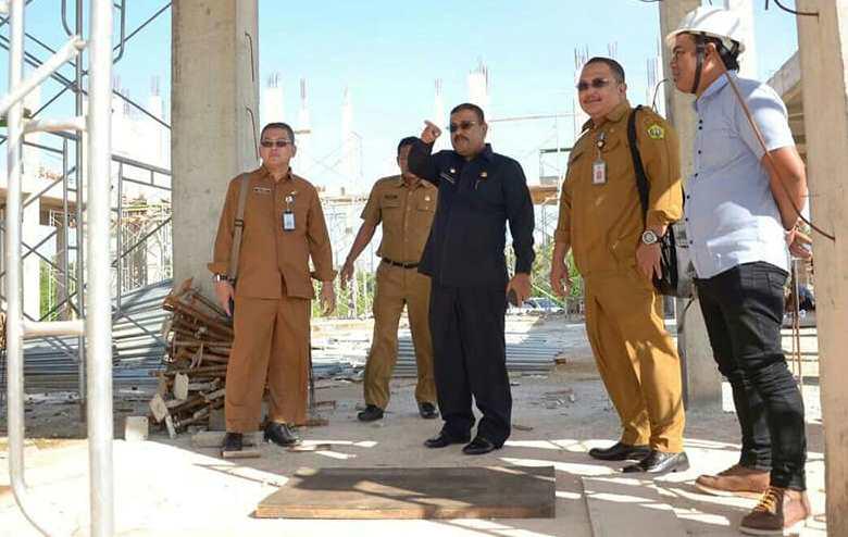 Kepala Dinas PUPR Karimun, M Zulfan mendampingi Bupati Karimun saat meninjau sejumlah proyek insfrastruktur di Pulau Karimun. Tahun 2020 Dinas PUPR Karimun dapat dana DAK dan DID Rp 56 Miliar. (hengkihaipon/haluankepri.com)