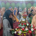 Ketua DWP, Urai Dien Sutrisni bersama juri kegiatan saat melihat hasil karya Nasi Khatam. (yudi/haluankepri.com)