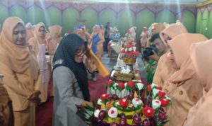 Ketua DWP, Urai Dien Sutrisni bersama juri kegiatan saat melihat hasil karya Nasi Khatam. (yudi/haluankepri.com)