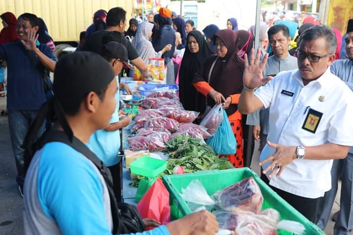 Sekda Kota Batam, Jefridin, saat itu memeriahkan pasar murah di Batuaji. (dedi/haluankepri.com)