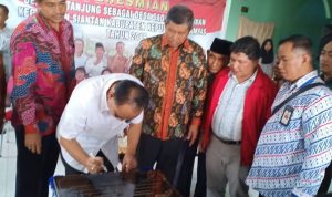 Wamendes, Budi Arie Setiadi, menandatangani Prasasti Desa Sry Tanjung didampingi Bupati dan Wakil Bupati KKA. (yudi/haluankepri.com)
