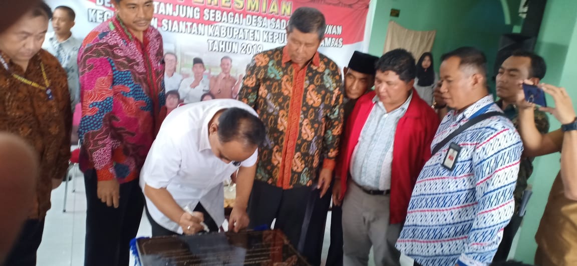 Wamendes, Budi Arie Setiadi, menandatangani Prasasti Desa Sry Tanjung didampingi Bupati dan Wakil Bupati KKA. (yudi/haluankepri.com)