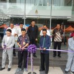 Wakil Walikota Batam, Amsakar Achmad, anggota DPRD Kota Batam, Tan A Tie dan Ketua Yayasan Yehonala, Mitosima memotong pita menandai diresmikannya gedung sekolah Yehonal. (damri/haluankepri.com)