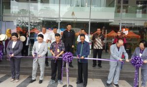 Wakil Walikota Batam, Amsakar Achmad, anggota DPRD Kota Batam, Tan A Tie dan Ketua Yayasan Yehonala, Mitosima memotong pita menandai diresmikannya gedung sekolah Yehonal. (damri/haluankepri.com)