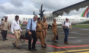 Menteri ESDM Timor Leste saat berjalan bersama Wakil Bupati Wan Zuhendra di Bandara Khusus Matak (istimewa) Menteri ESDM Timor Leste saat berjalan bersama Wakil Bupati Wan Zuhendra di Bandara Khusus Matak (istimewa)