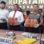 Wakapolres Karimun, Kompol Chaidir, didampingi Kasatresnarkoba AKP Rayendra menunjukan barang bukti daun ganja yang disita dari tangan WH alias Gelap. (ilham/haluankepri.com)