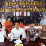 ZA dan NA, kakak beradek yang diamankan Satreskrim Polres Bintan atas dugaan kasus perdagangan orang saat dirilis di Mapolres Bintan, Senin (16/12) siang. (okialexander/haluankepri.com)