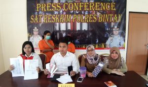 ZA dan NA, kakak beradek yang diamankan Satreskrim Polres Bintan atas dugaan kasus perdagangan orang saat dirilis di Mapolres Bintan, Senin (16/12) siang. (okialexander/haluankepri.com)