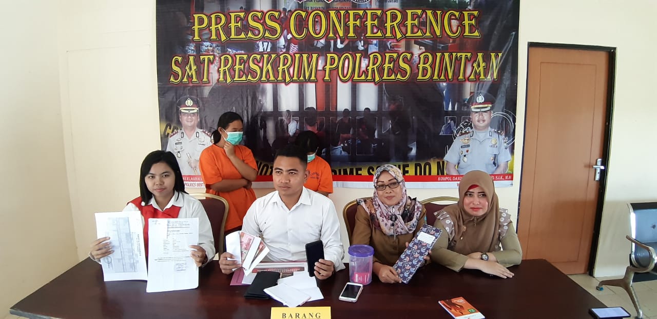 ZA dan NA, kakak beradek yang diamankan Satreskrim Polres Bintan atas dugaan kasus perdagangan orang saat dirilis di Mapolres Bintan, Senin (16/12) siang. (okialexander/haluankepri.com)