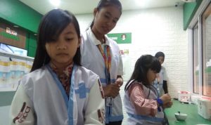 Para pengunjung anak-anak terlihat asyik memerankan profesi Dokter dan perawat didampingi oleh instruktur di Ninos, Dermaga Sukajadi, Batam, Senin (16/12/2019). (boby/haluankepri.com)ara pengunjung anak-anak terlihat asyik memerankan profesi Dokter dan perawat didampingi oleh instruktur di Ninos, Dermaga Sukajadi, Batam, Senin (16/12/2019). (boby/haluankepri.com)