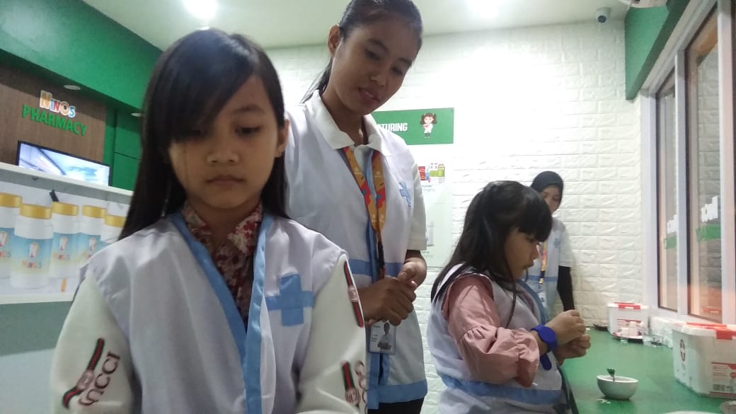 Para pengunjung anak-anak terlihat asyik memerankan profesi Dokter dan perawat didampingi oleh instruktur di Ninos, Dermaga Sukajadi, Batam, Senin (16/12/2019). (boby/haluankepri.com)ara pengunjung anak-anak terlihat asyik memerankan profesi Dokter dan perawat didampingi oleh instruktur di Ninos, Dermaga Sukajadi, Batam, Senin (16/12/2019). (boby/haluankepri.com)