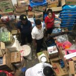 Petugas gabungan saat memeriksa gudang disalah satu warung dikawasan Kijang Kota, Kecamatan Bintan Timur, Senin (16/12) malam kemarin. (istimewa)