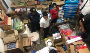 Petugas gabungan saat memeriksa gudang disalah satu warung dikawasan Kijang Kota, Kecamatan Bintan Timur, Senin (16/12) malam kemarin. (istimewa)