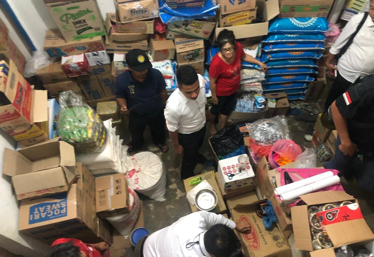 Petugas gabungan saat memeriksa gudang disalah satu warung dikawasan Kijang Kota, Kecamatan Bintan Timur, Senin (16/12) malam kemarin. (istimewa)