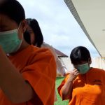 Tersangka NA (34) dan (ZA) saat digiring petugas Unit PPA Satreskrim Polres Bintan guna menjalani pemeriksaan, Senin (16/12) kemarin. (istimewa)