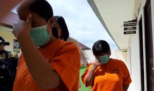 Tersangka NA (34) dan (ZA) saat digiring petugas Unit PPA Satreskrim Polres Bintan guna menjalani pemeriksaan, Senin (16/12) kemarin. (istimewa)