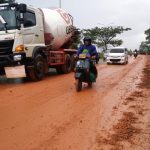 Ruas jalan Punggur diselimuti lumpur. (boby/haluankepri.com)