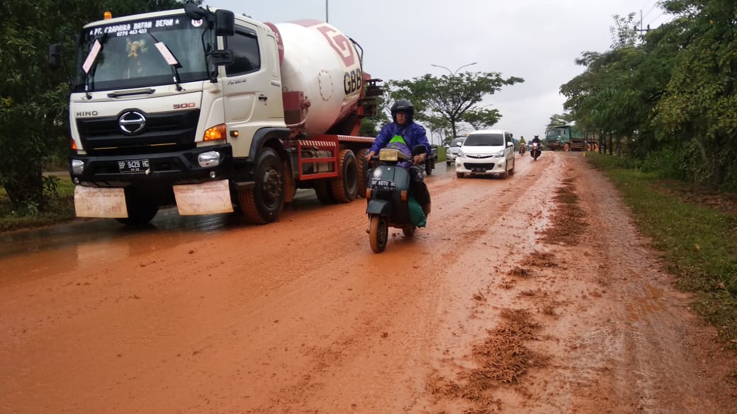Ruas jalan Punggur diselimuti lumpur. (boby/haluankepri.com)