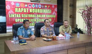 Kapolres Bintan, AKBP Boy Herlambang (tengah), Kafasharkan Mentigi Kolonel Mulyatna (kiri), Sekdakab Bintan Adi Prihantara (Kanan) saat memimpin rakor persiapan operasi Lilin Seligi 2019 di Mako Polres Bintan, Selasa (17/12) siang. (istimewa)