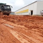 Tampak mobil Lori jenis Fuso usai bongkar pasir Redmix di lokasi gudang PT IPI, Kabil, Nongsa, Batam. (boby/haluankepri.com)