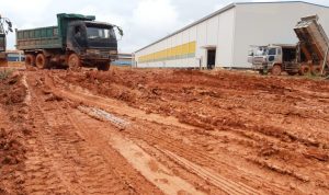 Tampak mobil Lori jenis Fuso usai bongkar pasir Redmix di lokasi gudang PT IPI, Kabil, Nongsa, Batam. (boby/haluankepri.com)