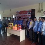 Wakapolsek Balai Karimun, Iptu A Latif, dan unsur Uspika Karimun saat pembentukan posko. (ilham/haluankepri.com)