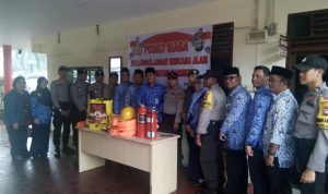 Wakapolsek Balai Karimun, Iptu A Latif, dan unsur Uspika Karimun saat pembentukan posko. (ilham/haluankepri.com)