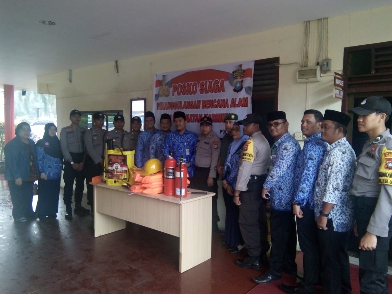 Wakapolsek Balai Karimun, Iptu A Latif, dan unsur Uspika Karimun saat pembentukan posko. (ilham/haluankepri.com)