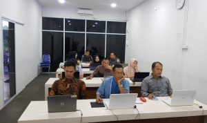 Pelamar asal Tambelan menjadi pelamar terakhir yang mengikuti tes CAT di Kantor Bawaslu Bintan, Selasa (17/12) kemarin. (dokumen)