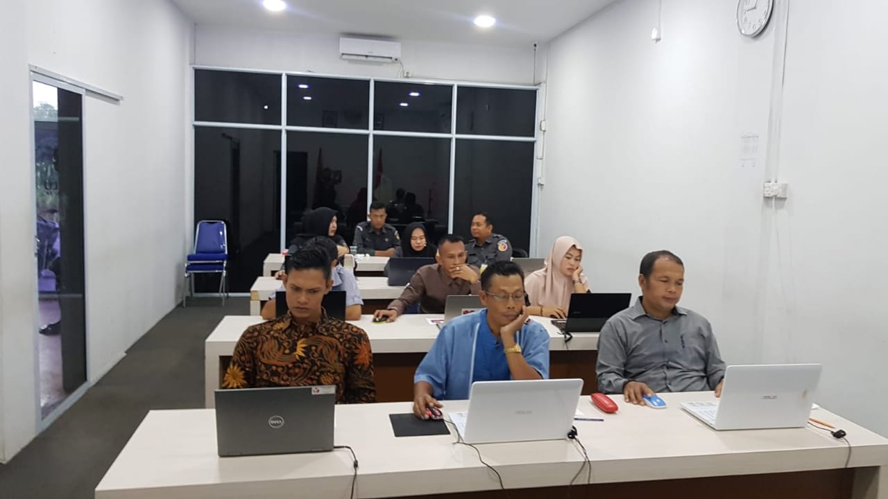 Pelamar asal Tambelan menjadi pelamar terakhir yang mengikuti tes CAT di Kantor Bawaslu Bintan, Selasa (17/12) kemarin. (dokumen)