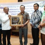 Kajari Karimun, Taufan Zakaria, didampingi Kasi Datun dan Kasi Pidum menerima penghargaan dari BPJS Ketenagakerjaan Batam. (ilham/haluankepri.com)