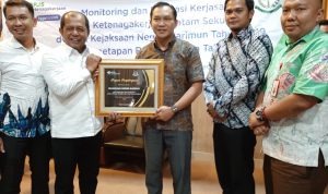 Kajari Karimun, Taufan Zakaria, didampingi Kasi Datun dan Kasi Pidum menerima penghargaan dari BPJS Ketenagakerjaan Batam. (ilham/haluankepri.com)