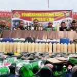 Ratusan liter minuman tuak dan miras dari berbagai merk yang dimusnahkan di Mapolres Bintan usai apel gelar pasukan dalam rangka Operasi Lilin Seligi 2019, Kamis (19/12) pagi. (okialexander/haluankepri.com)