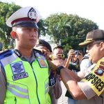 Kapolres Karimun menyematkan tanda peserta tim pengamanan Natal dan tahun baru 2020. (ilham/haluankepri.com)
