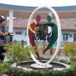 Dirut RSUD Bintan, dr Benni Antomi menunjukkan taman mini yang sudah selesai dikerjakan dan terletak ditengah gedung-gedung rawat inap pasien, Kamis (19/12) siang. (okialexander/haluankepri.com)