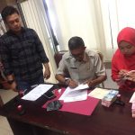 Kades Kukup, Hadran Ahmad, pada saat pengembalian kerugian negara disaksikan penyidik Tipikor Satreskrim Polres Bintan pada Oktober 2019 lalu. (dokumen)