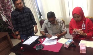 Kades Kukup, Hadran Ahmad, pada saat pengembalian kerugian negara disaksikan penyidik Tipikor Satreskrim Polres Bintan pada Oktober 2019 lalu. (dokumen)