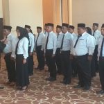 Ketua Bawaslu Bintan Febriadinata menyematkan tanda pinta kepada perwakilan anggota panwascam yang sudah dilantik di Bhadra Resort, Senin (23/12) pagi. (okialexander/haluankepri.com)