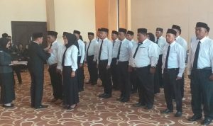 Ketua Bawaslu Bintan Febriadinata menyematkan tanda pinta kepada perwakilan anggota panwascam yang sudah dilantik di Bhadra Resort, Senin (23/12) pagi. (okialexander/haluankepri.com)