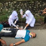 Simulasi penanganan korban kecelakaan lalu lintas yang dilakukab tim terpadu Polres Bintan dikawasan Kota Tanjunguban, Minggu (22/12) sore kemarin. (istimewa)